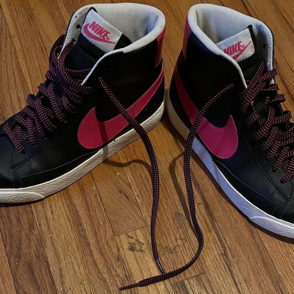Nike Hot Pink and Black Women’s High Top Sneakers - Size 7